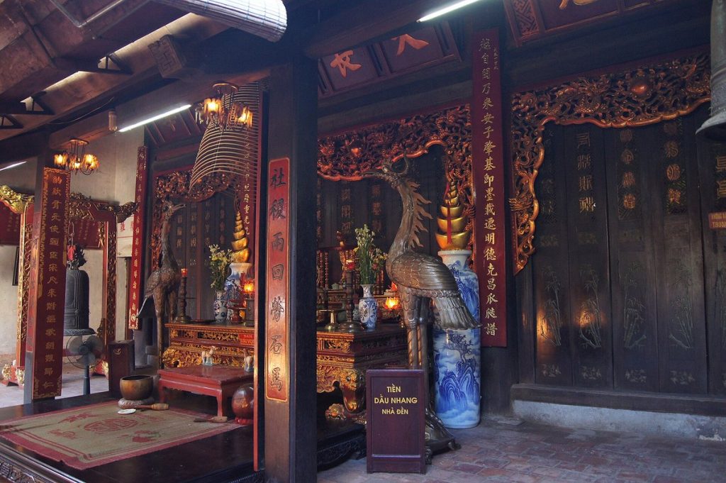 Bàn thờ gia tiên trong nhà: bài trí và những điều nên tránh