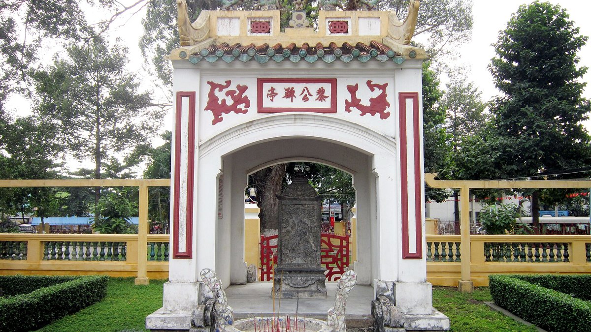 Từ đường, mộ tổ và việc chăm sóc phần mộ dòng họ